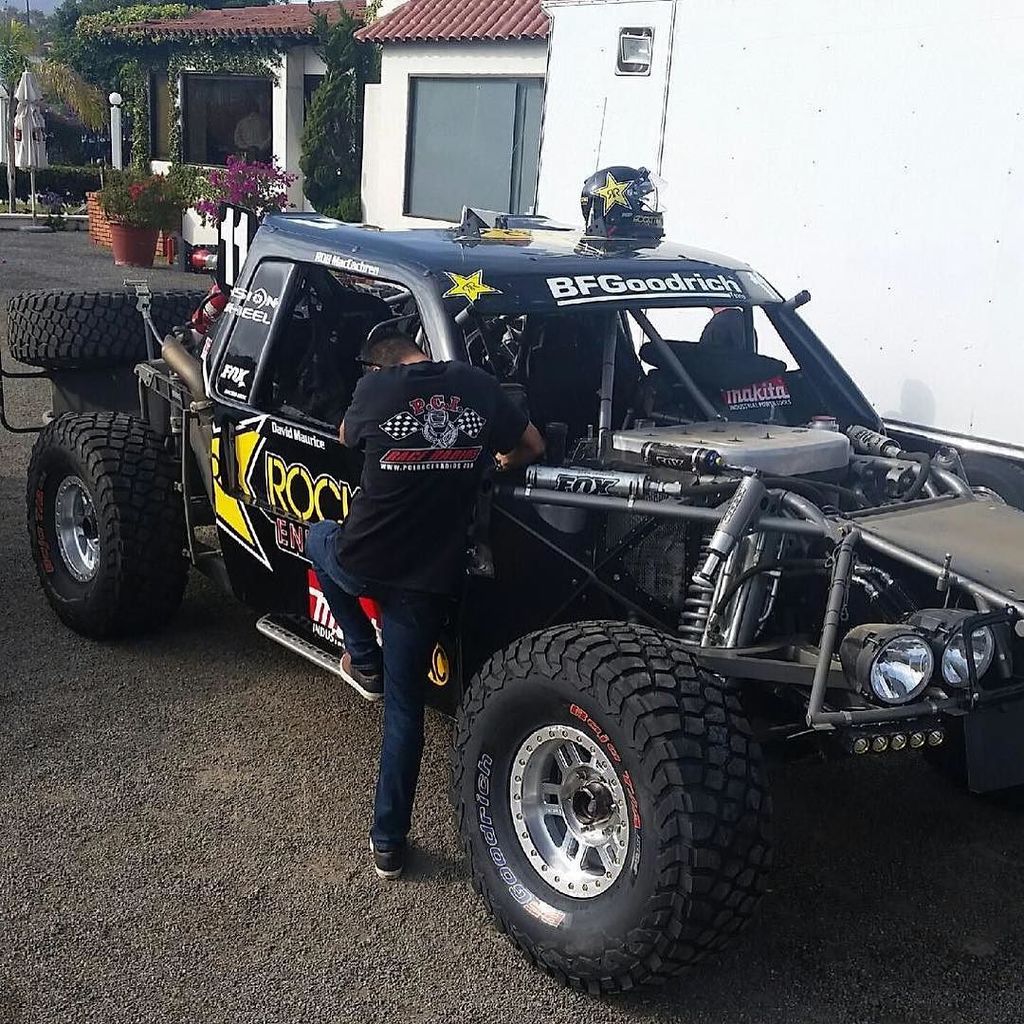 pciraceradios's tweet image. House calls in Ensenada @21robmac @scoreinternational #score #offroad #robmac #trophytruck… ift.tt/1Y3A8lA