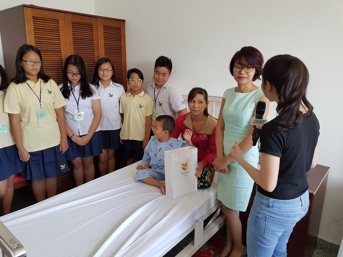 Quangn88143's tweet photo. I am proud to see our AIS students continue to help the future of Vietnam. #amisvnfun #aismsrocks #heartbeatvn https://t.co/YawuaO9heW