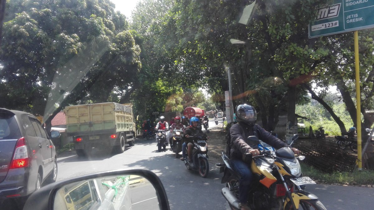 robiehamisena's tweet photo. @e100ss macet nyaris gak bergerak di jembatan raya cangu mojokerto https://t.co/7Z8k5mknrM