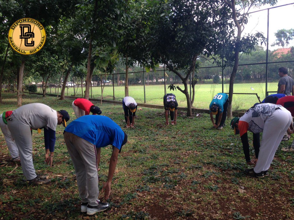 Hari ini latihan yuk! Kaya mas-mas keren ini😍 jam 15.00 di lapangan softball-baseball akpol. Be there!😎