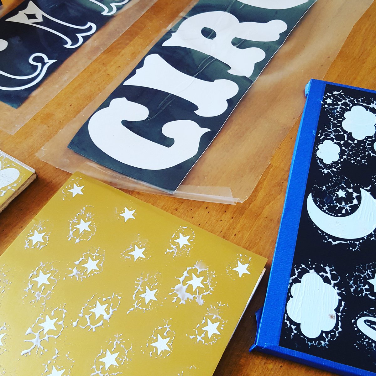 violetandmeUK's tweet photo. Fighting through a stinky cold this morning :-( go go go! #summercold #woodensigns #etsy #painting #circussigns https://t.co/pSuk0mBs0t