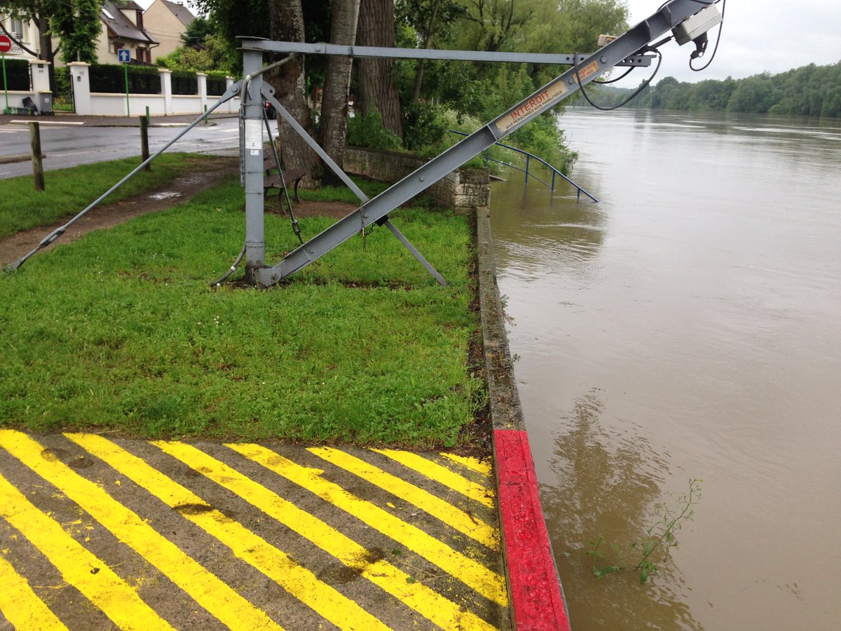 dfaouzy's tweet photo. @villedemontesson #Seine #crue quen est-il du quartier de Montesson la Borde aucune alerte alors que la seine arrive https://t.co/Y8YiyTkQIl