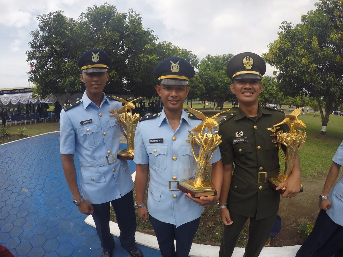 RomasCondor's tweet photo. Letda pnb Fajar,ltd pnb Priandaru &amp; Ltd cpn  Pradna, siswa terbaik Tempur,angkut &amp; Helikopter, selamat!!! @_TNIAU https://t.co/KKRnrwecLL