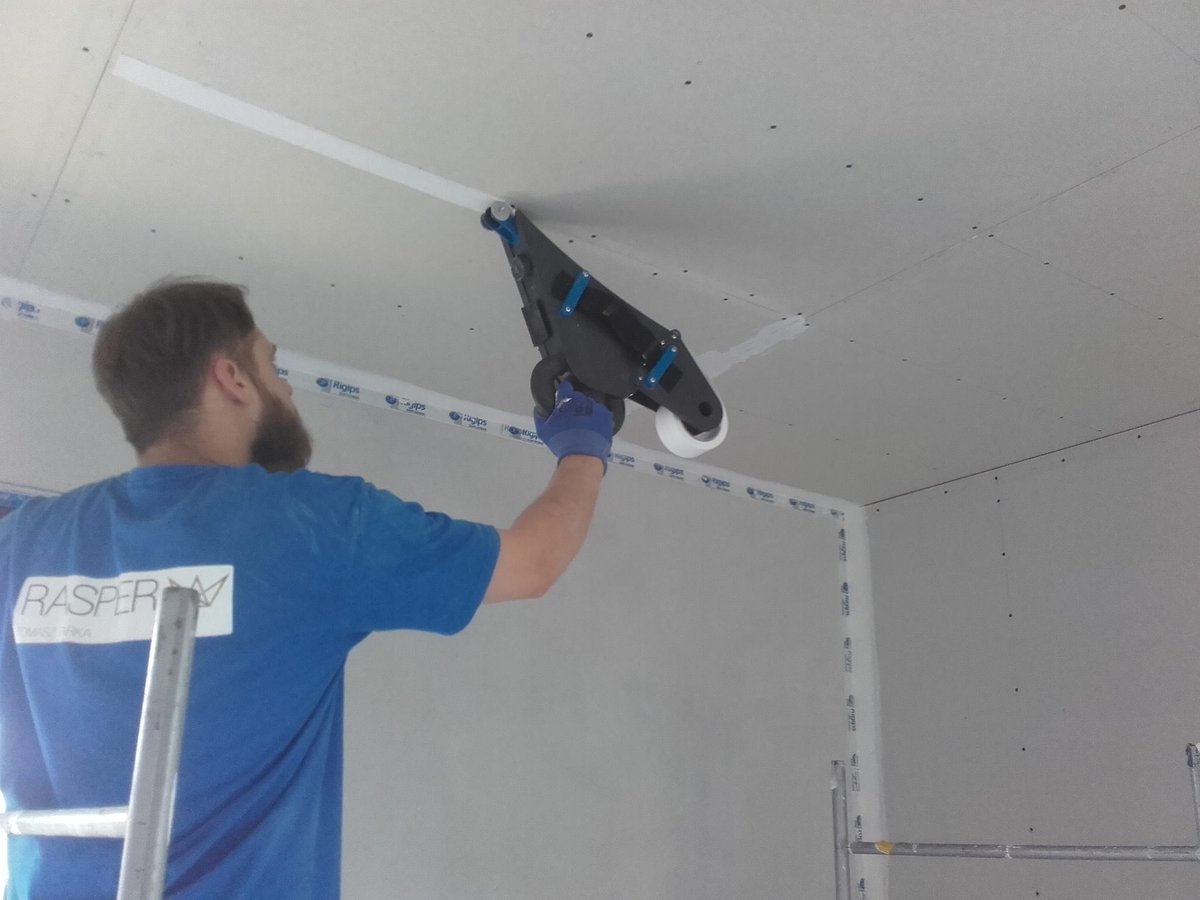 DelkoTools's tweet photo. Our Polish friend Rasper using the Delko Spoiner! #Gips #gipsowo #gipskarton #rigips https://t.co/2KlfcU3Mbh