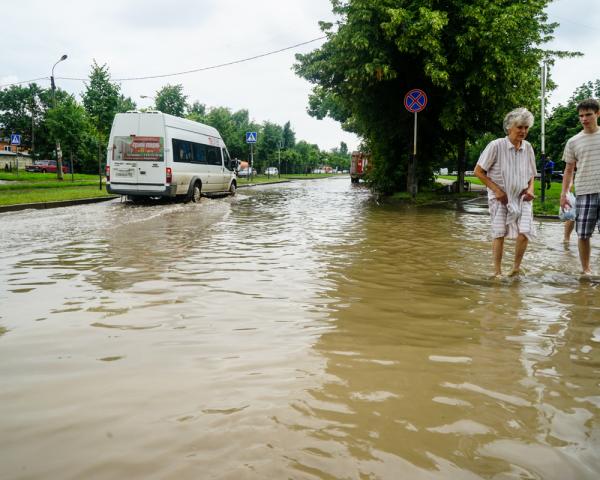 kuban24tv's tweet photo. Из-за подтоплений в Краснодаре на улице Московской изменили схему движения транспорта. https://t.co/PkRL2OS6GH https://t.co/ujLbsgEXwc