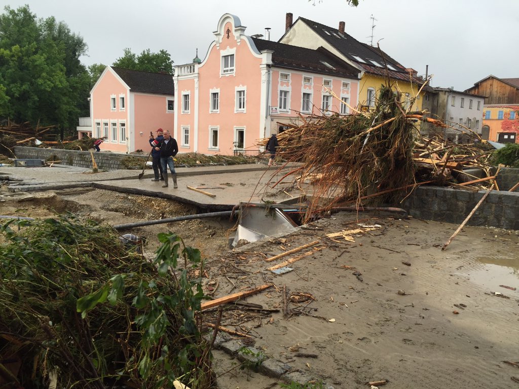MoritzWedel's tweet photo. Zerstörung in #Simbachaminn nach dem schrecklichen #Unwetter #Simbach @BILD @BILD_News https://t.co/PDyqgx6nNk