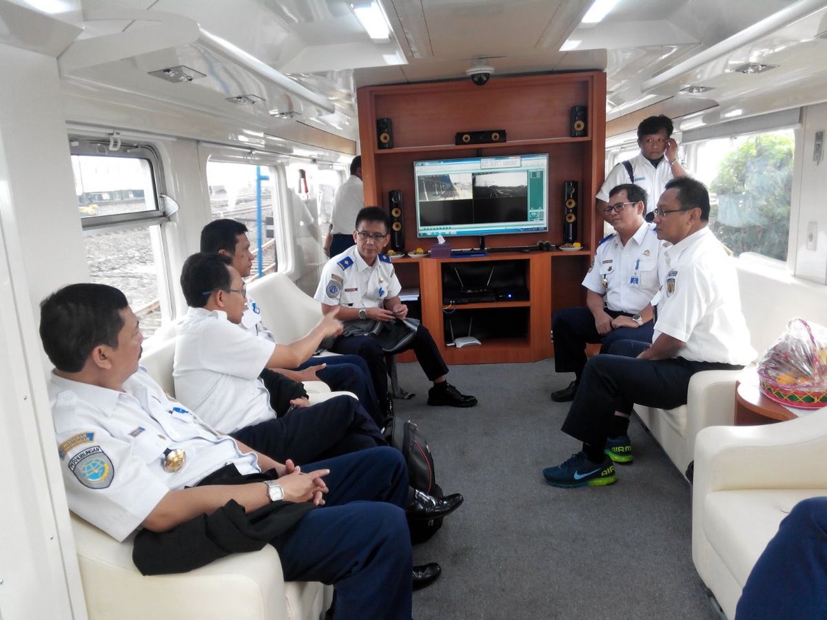 perkeretaapian's tweet photo. Sesditjen KA didampingi Dir.LLAKA memimpin inspeksi kesiapan #Angleb2016 di lintas utara Jawa https://t.co/IaJRiWT8Ok