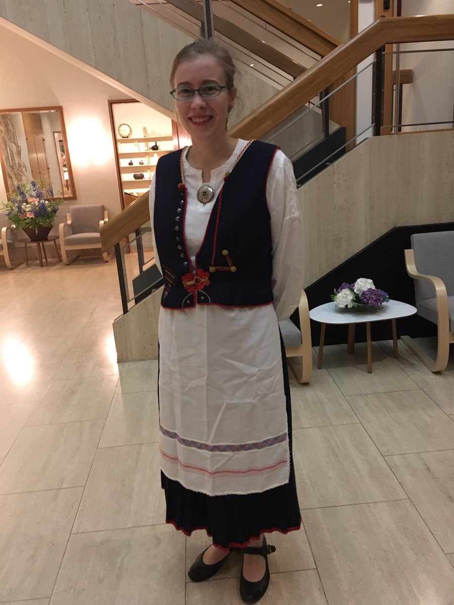 駐日フィンランド大使館 Pa Twitter 昨日の大使館のレセプションにフィンランドセンターのお姉さんが民族衣装で参加したよ 地域ごとに衣装は違うけど これは今はロシア領のカレリア地方カウコラの服 そこの出身のお祖母さんが戦後すぐに作ったものだから70年ぐらいの