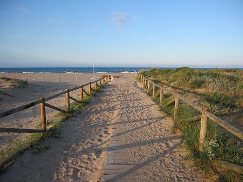 Entre la Playa de #Gandia y la Playa de L`Ahuir tienes más de 5km de fina arena junto a nuestro hotel. #FelizJueves
