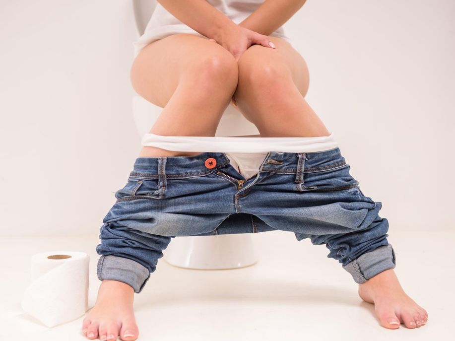 Двушка со спущенными трусами. Человек со спущенными штанами. Девочка приспустила джинсы. Человек у стены. Мужик со спущенными штанами на улице.