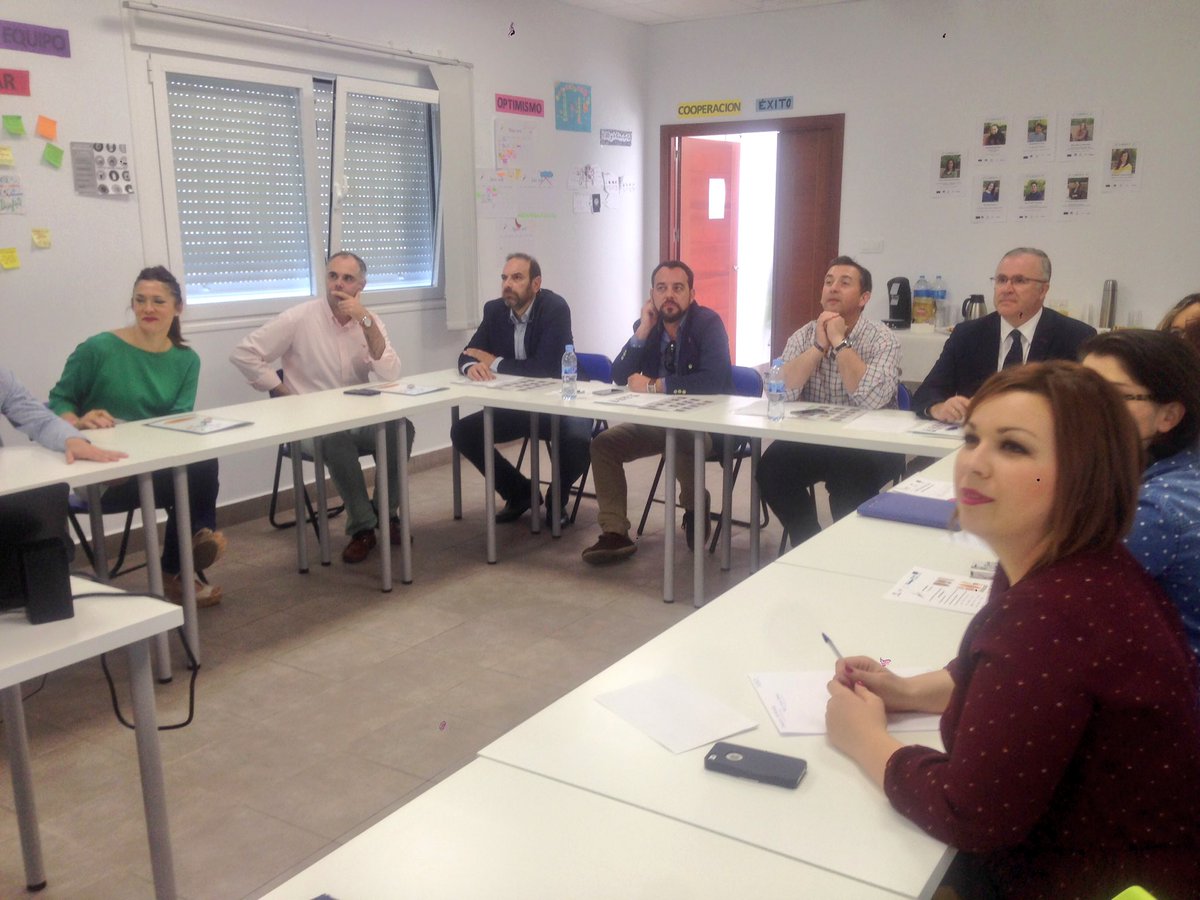_lanzaT's tweet photo. Nos hablan de los retos ,la visión del mercado laboral, sus experiencias como profesionales @Lanzaderas_EES https://t.co/13yQgOkkES