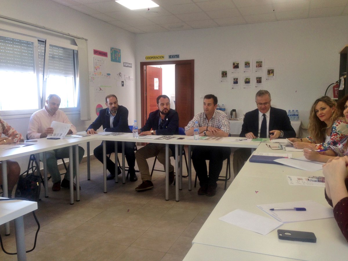 _lanzaT's tweet photo. Nos hablan de los retos ,la visión del mercado laboral, sus experiencias como profesionales @Lanzaderas_EES https://t.co/13yQgOkkES