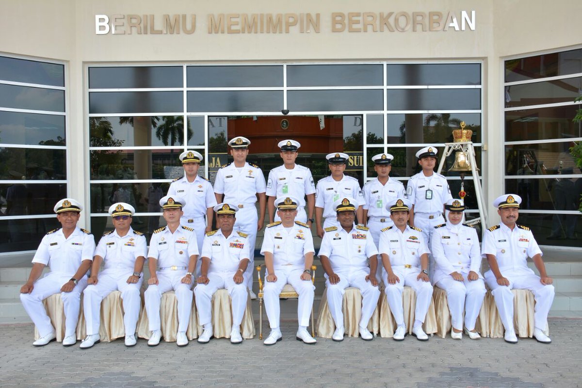 tldm_rasmi's tweet photo. Majlis Pemakaian Pangkat Pegawai #TLDB oleh Pemerintah Tentera Laut Diraja Brunei di @kdsi_1 #NavyPride @1MinDef https://t.co/H5CqErckEC