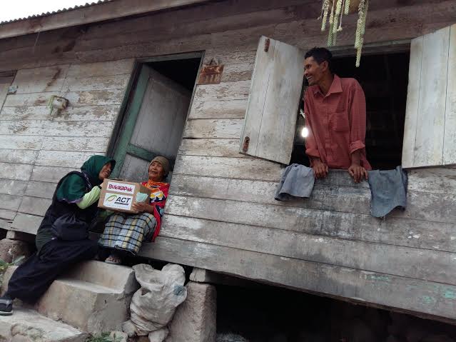 ACTforHumanity's tweet photo. Ahamdulillah, mereka mengaku bersyukur dan senang karena masih ada yang peduli.

#BerbagiSejutaKebaikan https://t.co/QBawQdEyep