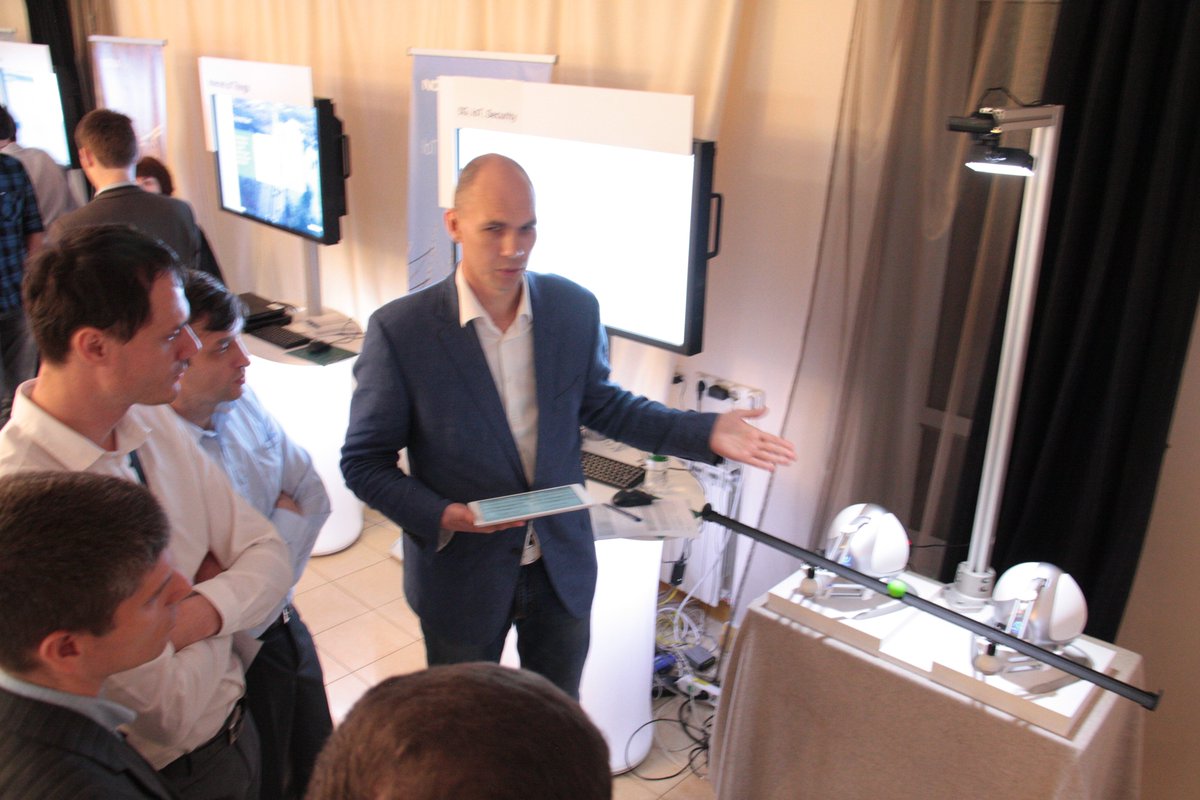 FFassl's tweet photo. V. Shestak from Astelit likes our 5G robot demo at #NetworksPerform roadshow in Kiev. https://t.co/YVixCLdjZu