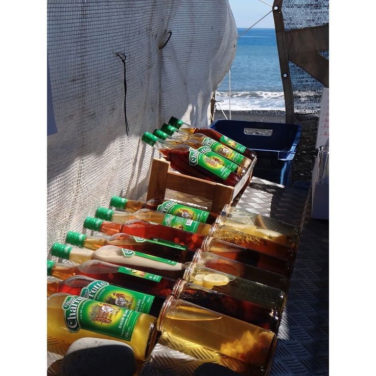 Yumhbox's tweet photo. Jolie photo de bouteilles de #rhums à Saint Paul de #lareunion https://t.co/WDSNZh7scZ https://t.co/NL8D8WdNFx