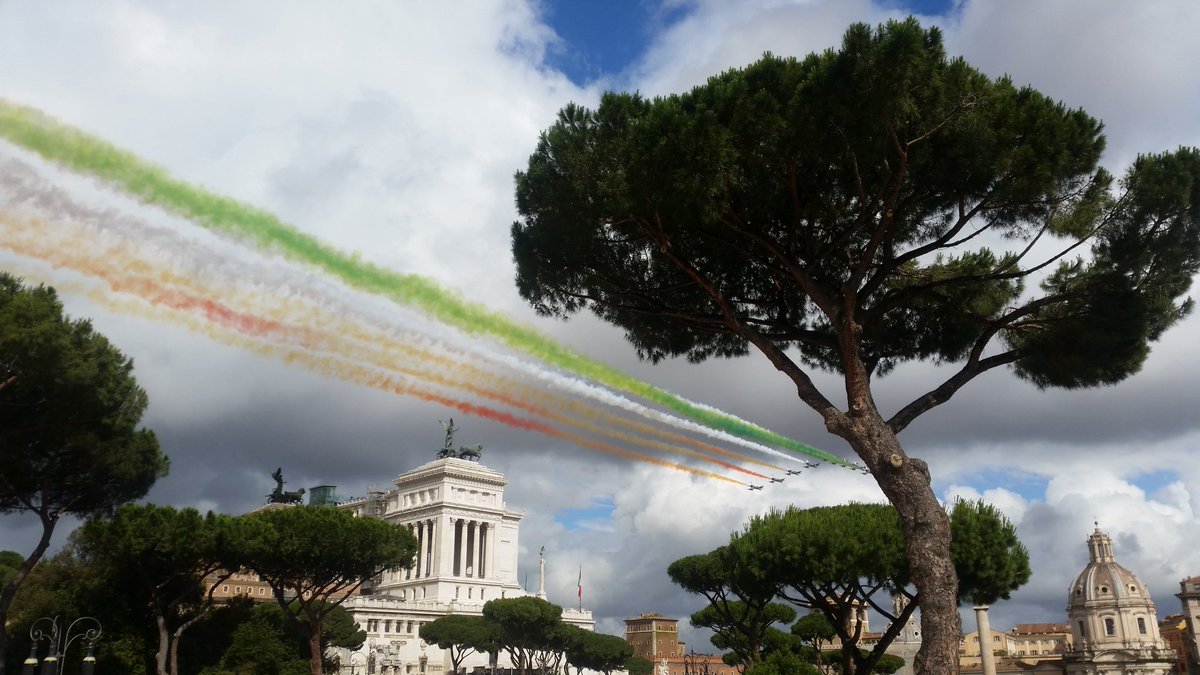 poliziadistato's tweet photo. Il tricolore sfreccia sul cielo di #Roma #2giugno #FestadellaRepubblica #freccetricolori https://t.co/Zb0Q49gh6d