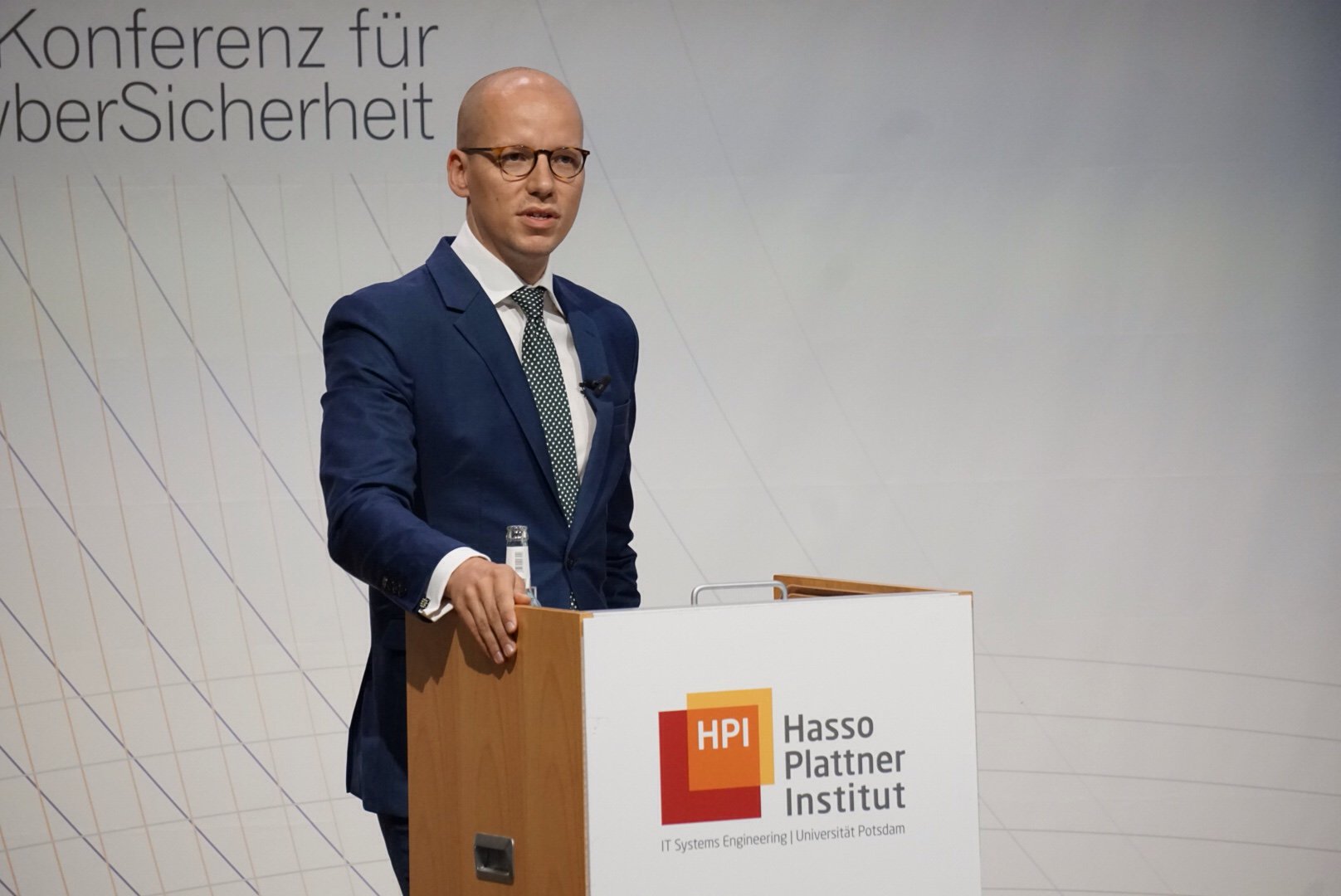 Hasso Plattner Institut Twitterissa Dr Gundbert Scherf Verteidigungsministerium Spricht Zu Aktivitaten Der Bundeswehrinfo Im Bereich Cybersich Hasso Plattner Institut Twitterissa Dr Gundbert Scherf Verteidigungsministerium Spricht Zu Aktivitaten Der Bundeswehrinfo Im Bereich Cybersich