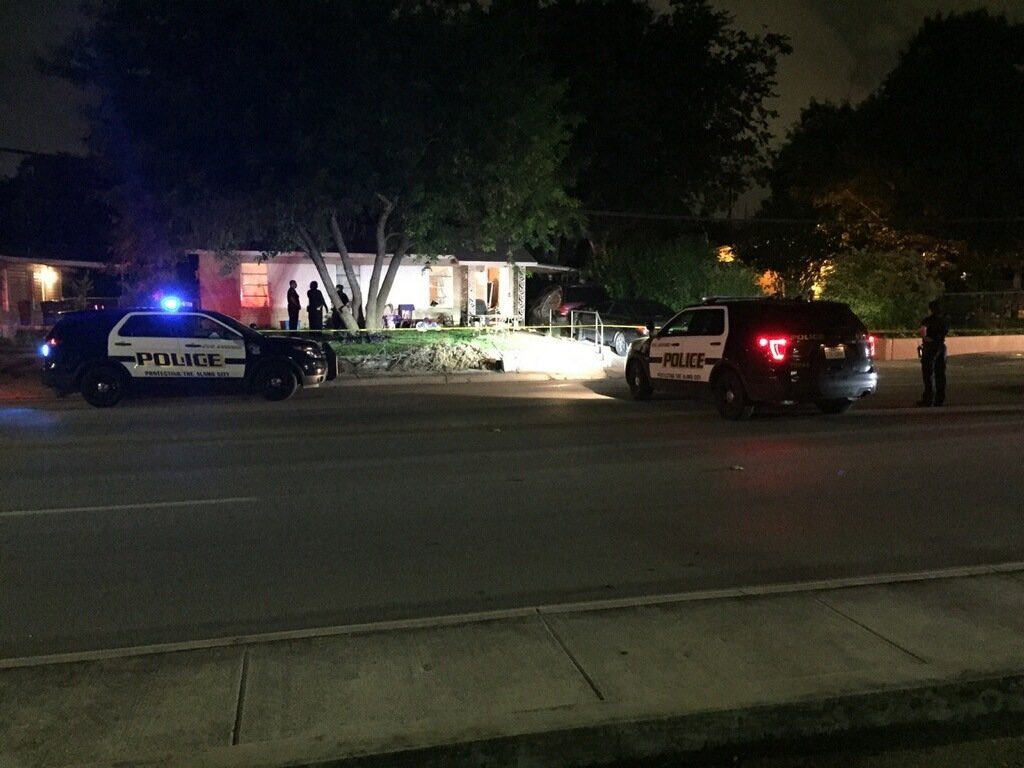 MHurstMedia1's tweet photo. NEW: Fight outside of east #SATX home leads to 5-yr-old shot in the head while in the bed. #KENS5News https://t.co/KqceArZKYS