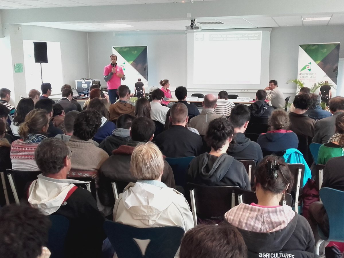 ChambagriBzh's tweet photo. La conférence sur les filières #céréales olé-protéagineux #bio démarre à #TechnBioBzh #alimentationanimale https://t.co/eNbbyfpEJn