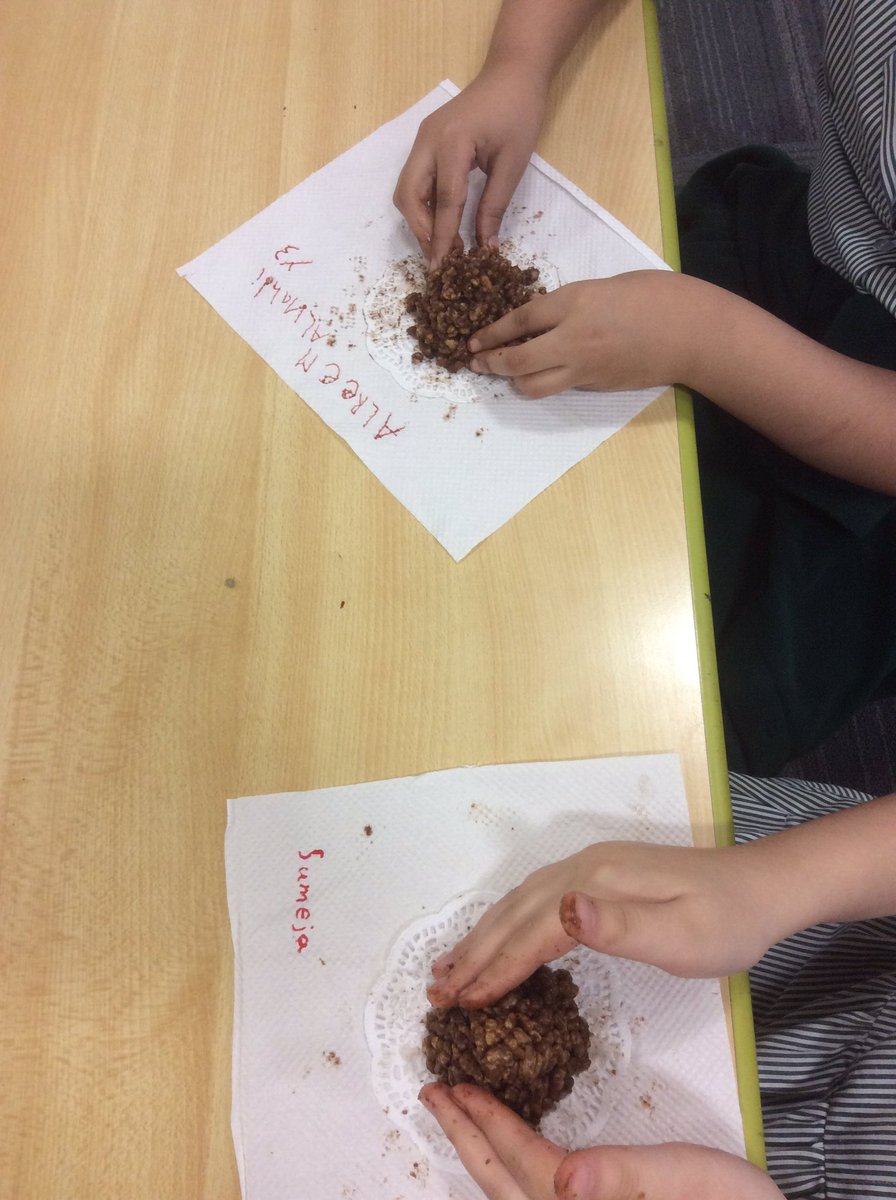 MrsHowardsStars's tweet photo. Making #ricecrispiepyramids in Larks today! #weloveegypt https://t.co/1VzByj97s2
