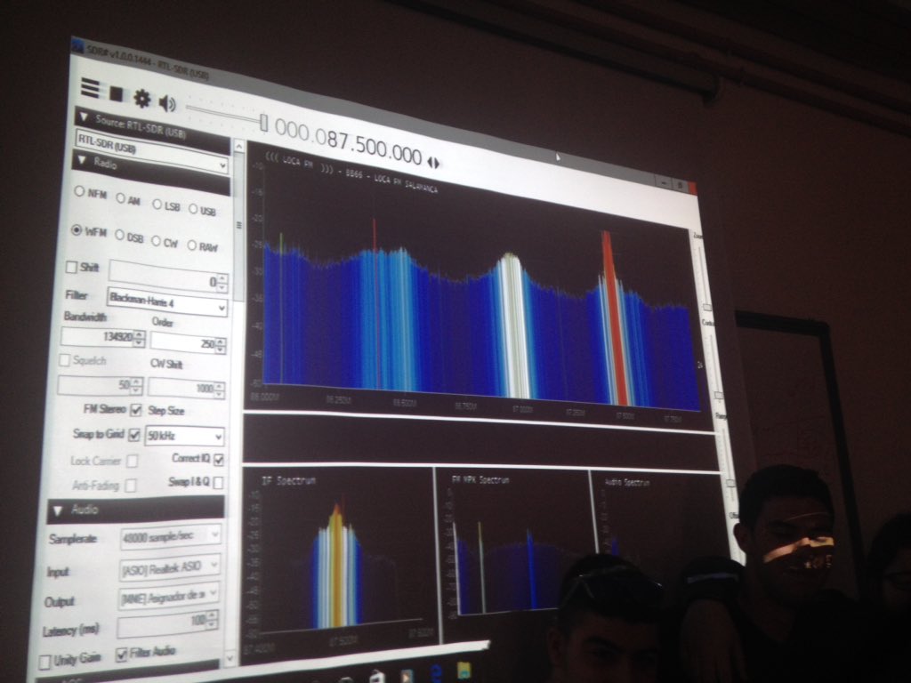 rio_tormes's tweet photo. Equipo SDR: Proyecto Radio definida por software en Jornada de Buenas Prácticas #TormesInnova https://t.co/HgOUywQ1uV