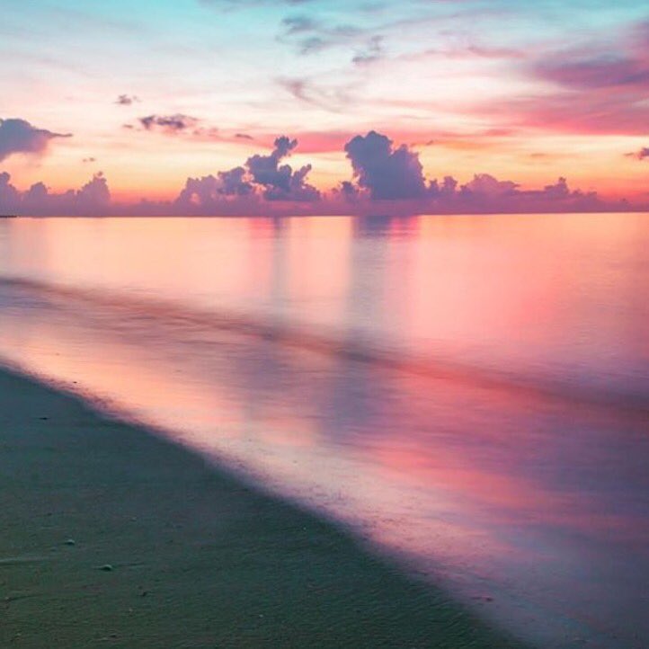 DeckerRoyal's tweet image. The gorgeous colors of the Riveria Maya sunrise. @BLBombshells #travel #sunrise #drpr