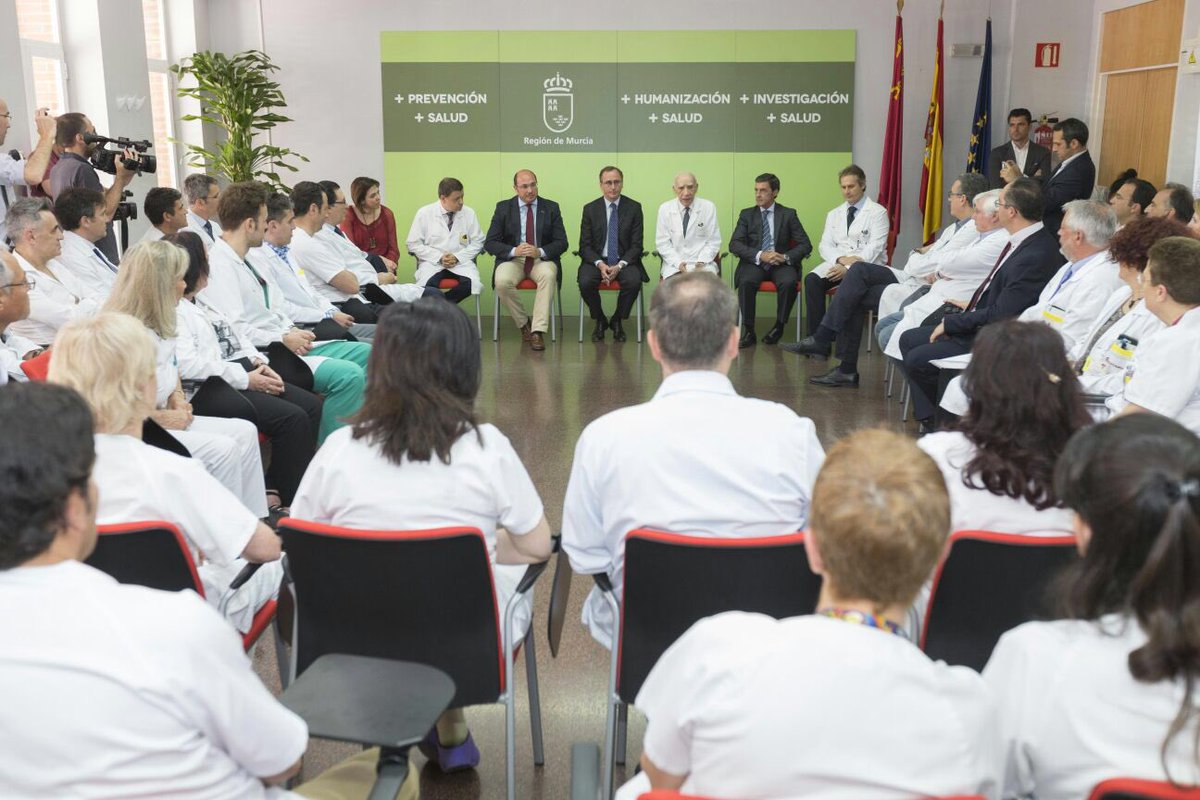 Junto al Ministro de Sanidad, felicitando al equipo de la unidad de trasplantes <a href="/AreaUnoArrixaca/">Área 1 Arrixaca</a> por su gran labor