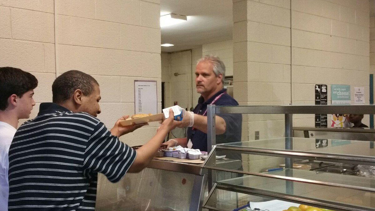 outsidemurray's tweet photo. #bestprincipalever #pumpedtobeamustang @HolmesMustangs https://t.co/EjRJmkpvXN