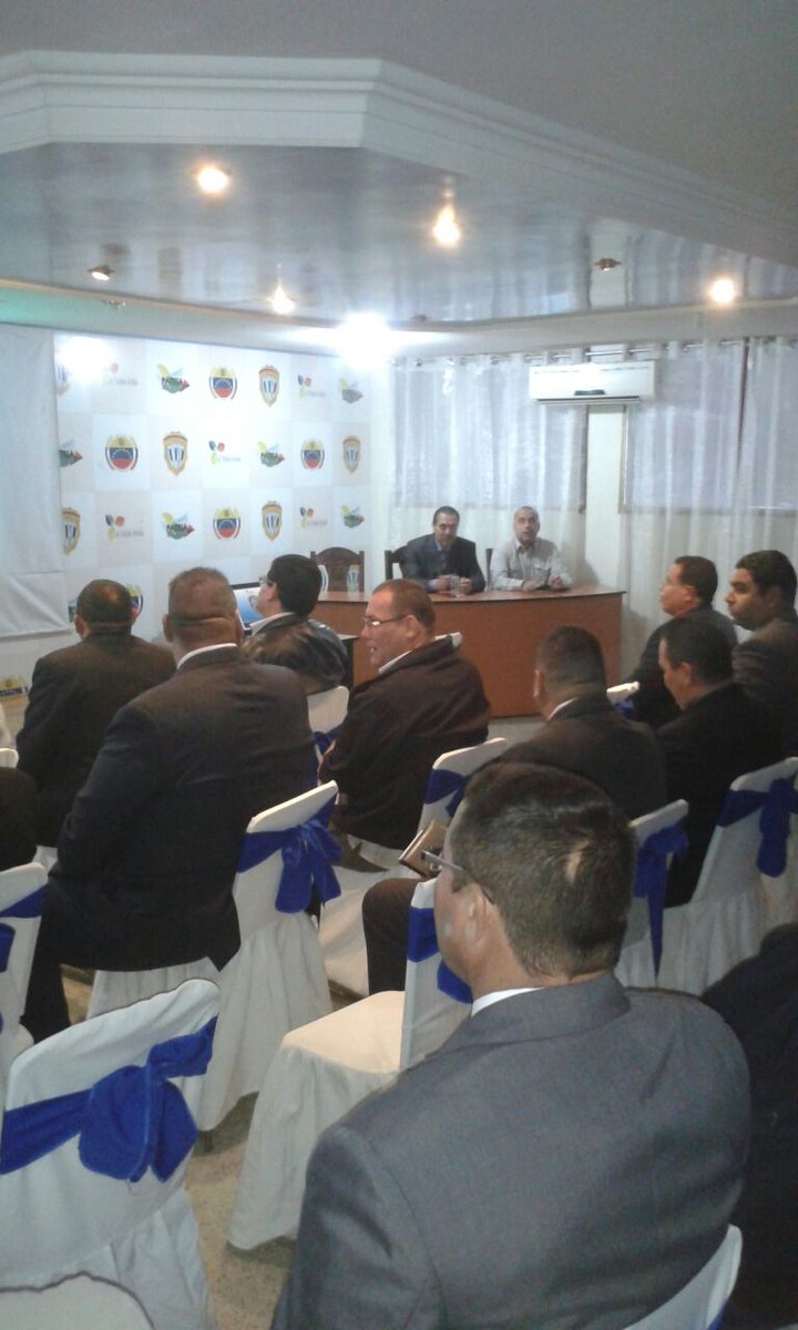 LuisRegalado16's tweet photo. #CICPC BARINAS Reunión Jefes Delegaciones e Investigaciones de la REDIP LOS LLANOS. #Seguridad @ExclusivaEnWeb https://t.co/j7aNNM0qo1