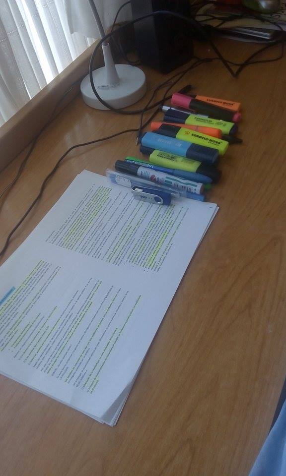 _MariaRo's tweet image. Cuando estás estudiando y la señora de la limpieza aprovecha que estás en un descanso para...