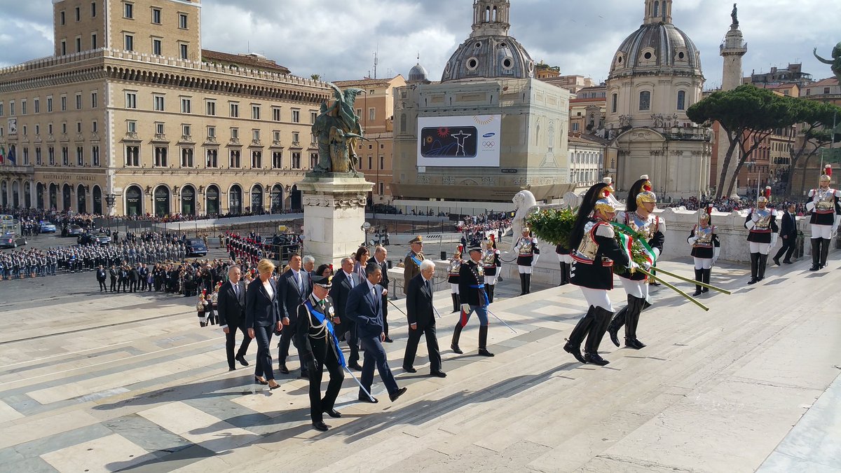 Quirinale's tweet photo. #2giugno, il Presidente #Mattarella depone una corona d'alloro all'Altare della Patria https://t.co/llWDNawtZ0