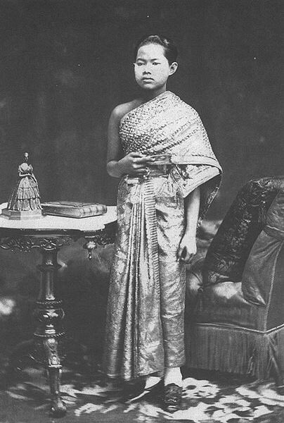 fact2all's tweet photo. يقال في عام 1880م ماتت ملكة تايلاندغرقًا عندما انقلب القارب واكتفى الناس بالمشاهدة ولم يساعدوها لأنه كان ممنوع لمسها https://t.co/YbhXv0Txb7