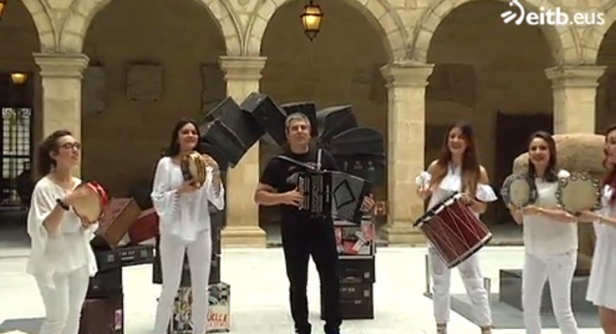 BIDEOA ''Maletak'', <a href="/kepajunkera/">Kepa Junkera</a> -rekin bidaian egiteko  eitb.eus/eu/kultura/bid…