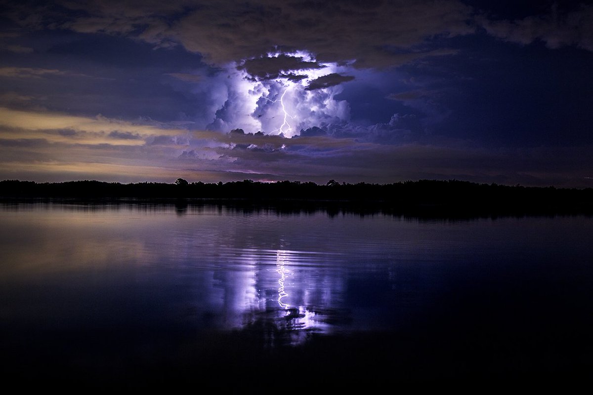 bn9weather's tweet photo. Juli Marquez: This is what the storms looked like last night from Safety Harbor. Picture by Galen Burow. #lightning https://t.co/ZRnWeMI2HF
