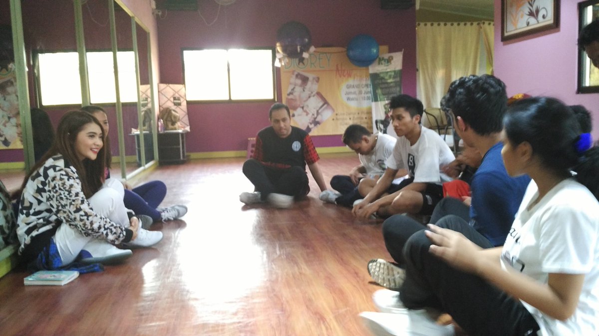vidio's tweet photo. Keseruan Couching dance  finalis w/ @IDP_Keci #ToracinoCoolExpression https://t.co/435ENobXH5