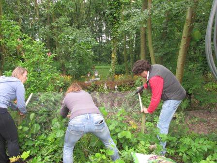 presentleiden's tweet photo. Klussen bij zorgboerderij Cronesteyn: een teamuitje voor een stoere groep collega's van @Servicepunt71 #mvo https://t.co/RItSPKIIOU