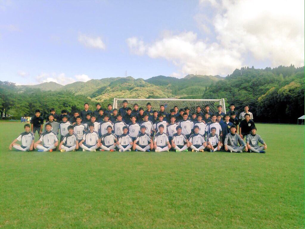kohei7028's tweet photo. 高校総体ベスト8でした。
12年やってきたサッカーも今日で終わりです😭
でも、昔のチームメイトや、今の最高のメンバーとサッカーできたことがとても楽しかった！

ありがとう！ https://t.co/0y9N1rNtia