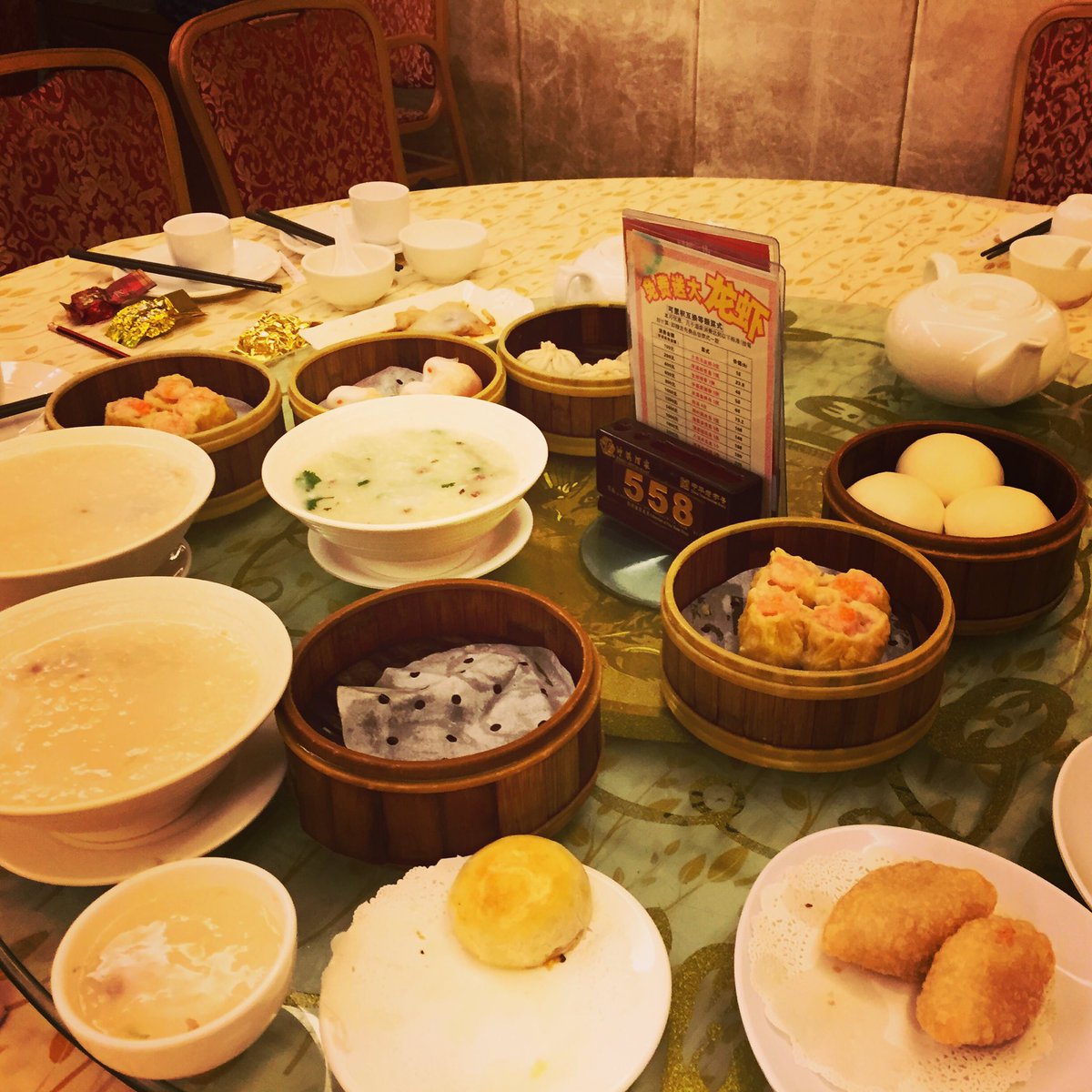 vcometti's tweet photo. 'Quick' business lunch in Guangzhou... #toomuchfood #madeinchina #ontheroadagain #v12design https://t.co/asYvxccxFX