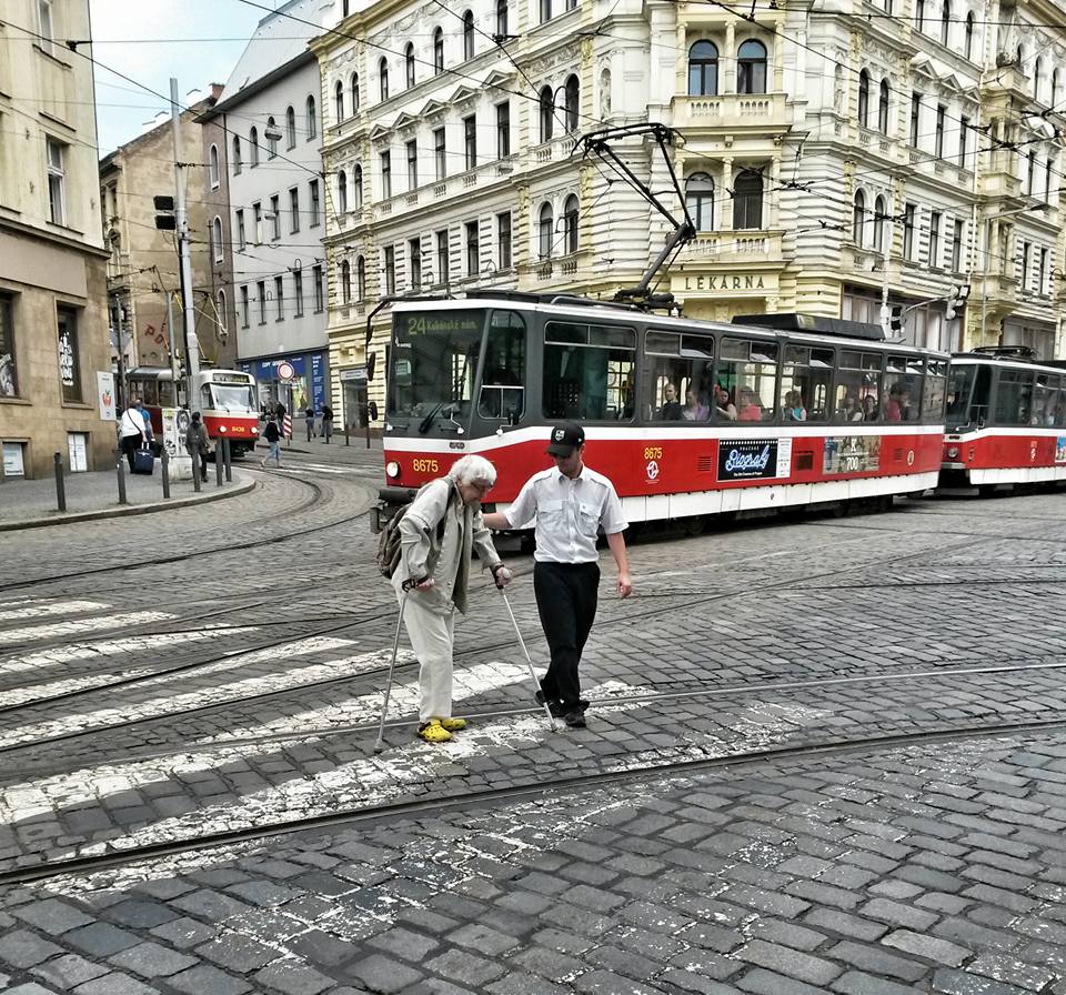 'Řidič tramvaje necinkal ani nenadával, ale zastavil uprostřed křižovatky a paní pomohl přejít. Frajer!' #ŽítČesko