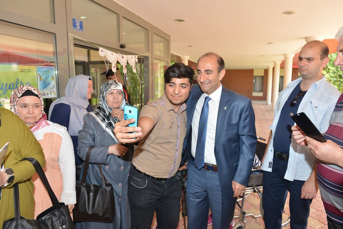 Engelli kardeşlerimizin yaptıkları çalışmalar bizleri derinden etkiledi. Aileleri ve öğretmenlerini tebrik ediyorum.