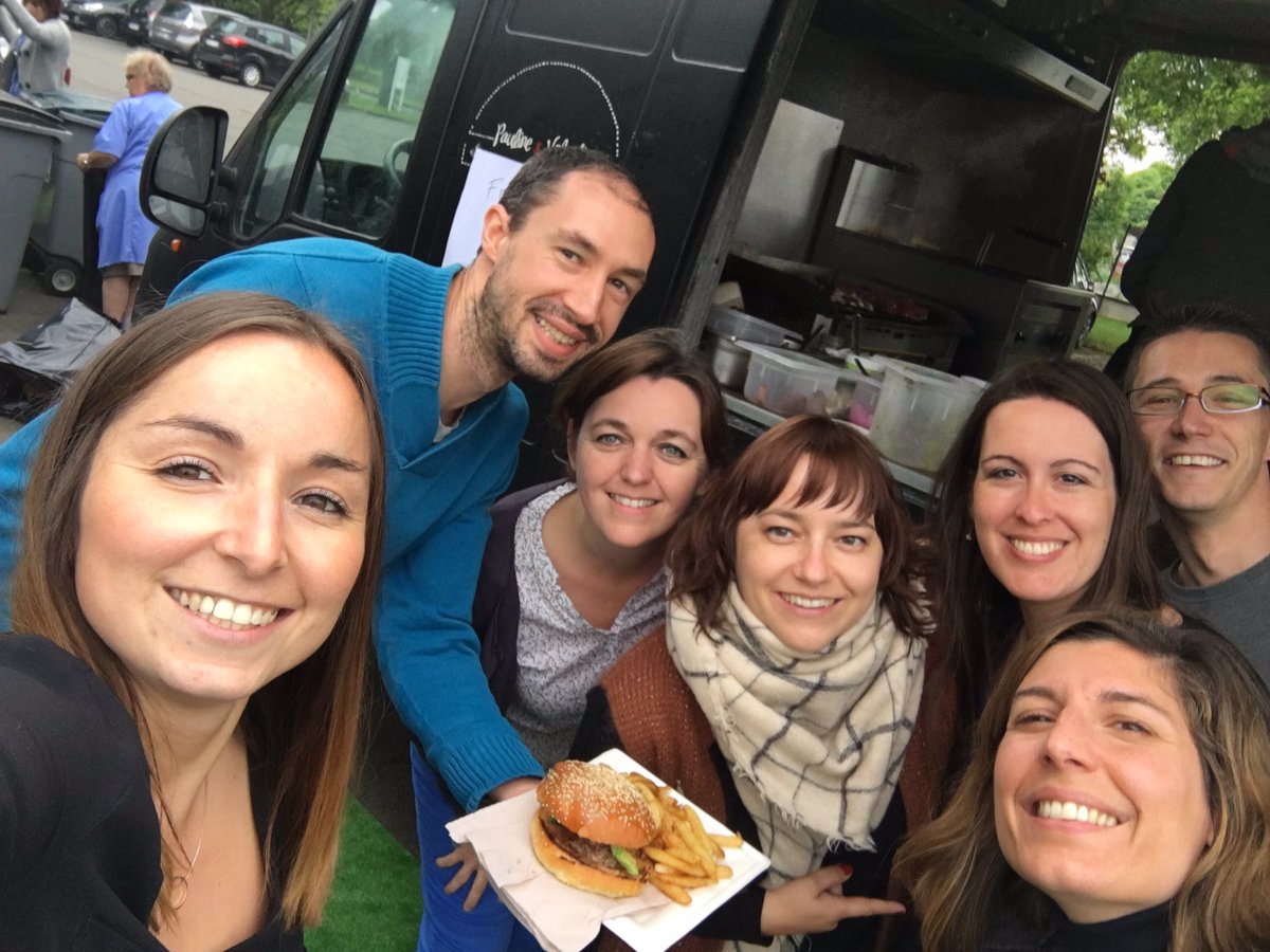 SaraaLbth's tweet photo. Team 8 chez Pauline et Valentine 🍔🍔😋 #seminaireanaik @Anaik_company https://t.co/kaRsHpH4by