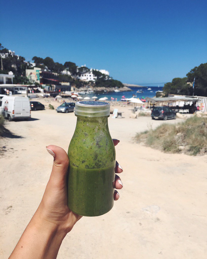 Post boxing green juice at the beach with @BodyCampIbiza 👊💚👌#healthygreens #fitnessretreat