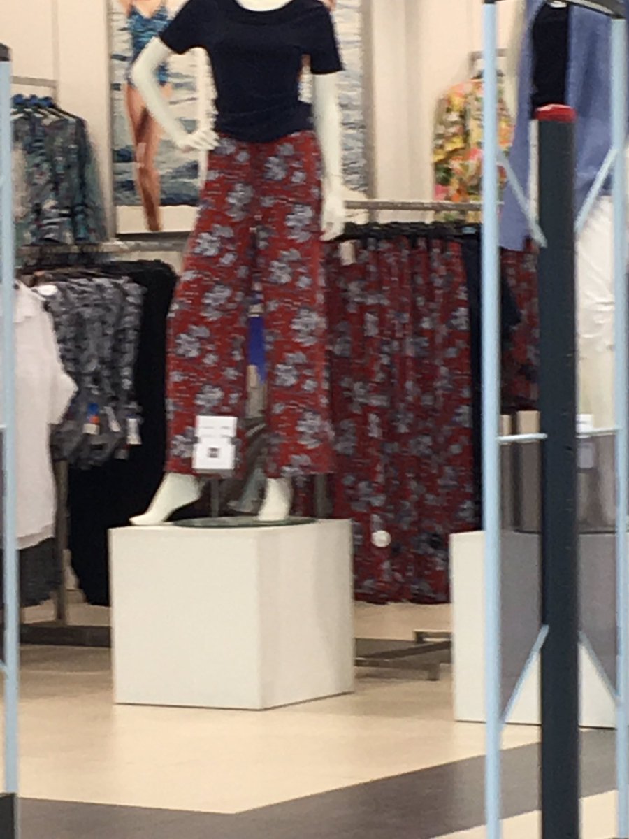 NoControlMari's tweet image. РЕБЗЬ ТУТ В МАГАЗЕ БРЮКИ КАК У ГАРРИ 
ЕПТ Я ПОШЁЛ ПОКУПАТЬ #5СекундФолловиятЛето