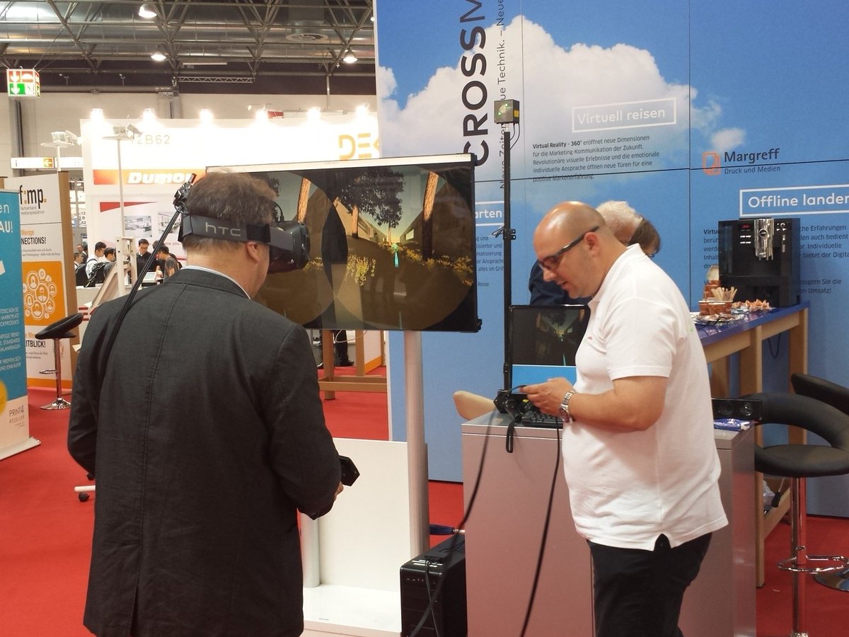 digitaldrucker's tweet photo. #print hat Jörg inspiriert ein Strandhaus zu kaufen. Jetzt läuft er virtuell #VR herum und richtet es ein. https://t.co/5OTDcNB6QP