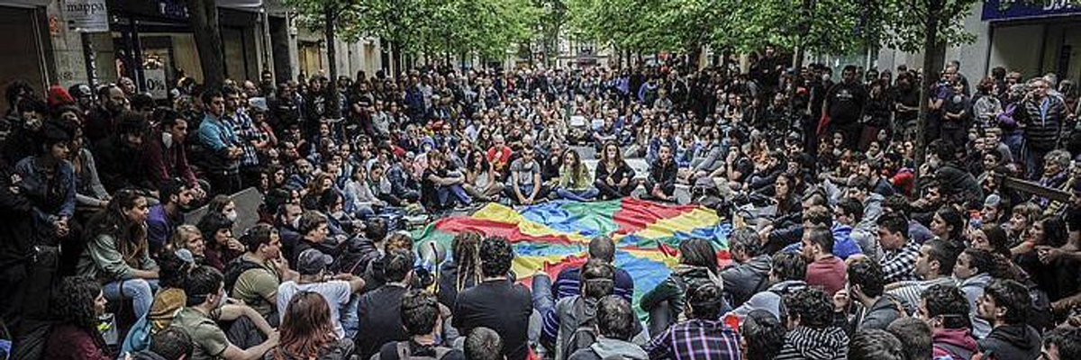 Aske daude goizean atxilotuko 2 lagunak.18:00tan mobilizazioa Gipuzkoa plazatik.Geroz eta gehiago gara #EzGoazEtxera