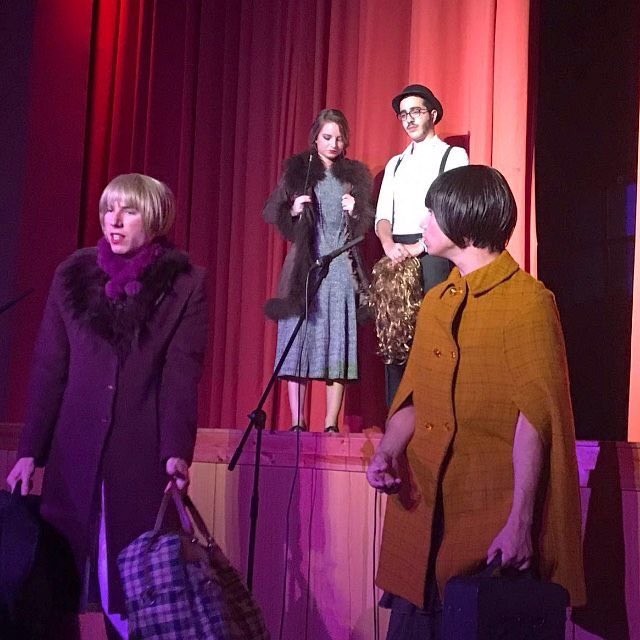 💁🏼🙋🏻"Pediremos pelucas de segunda mano, un poco de relleno aquí y acá...¡y nos llamaremos Josephine y Geraldine!"