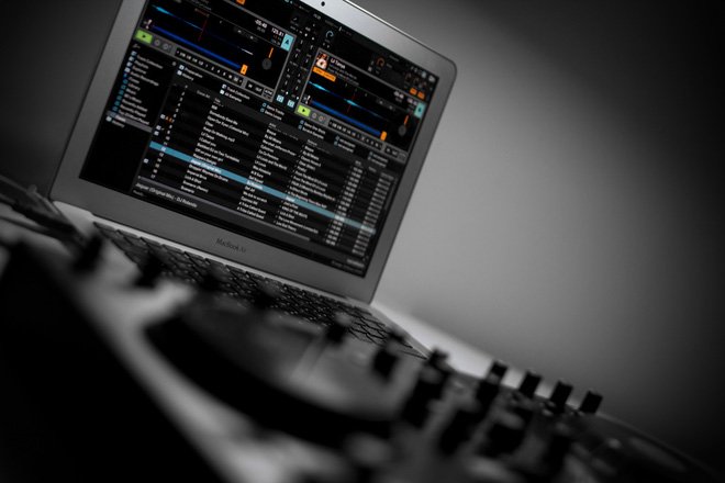 Mixmag's tweet image. A nightclub in Los Angeles has banned DJs using laptops: mixm.ag/wYZ0pt