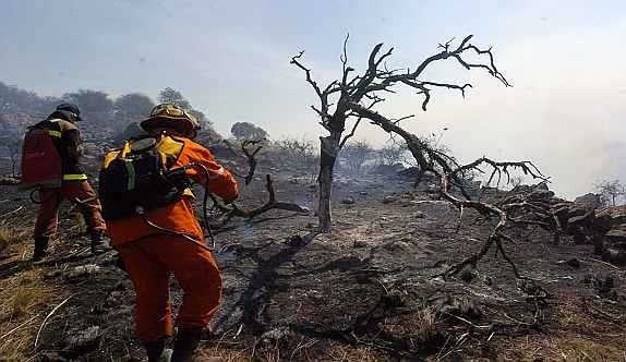 En el #DiaDelBomberoVoluntario Homenaje a tod@s de muchos #archivos elegimos esta #Cronica:bit.ly/bomb_vol