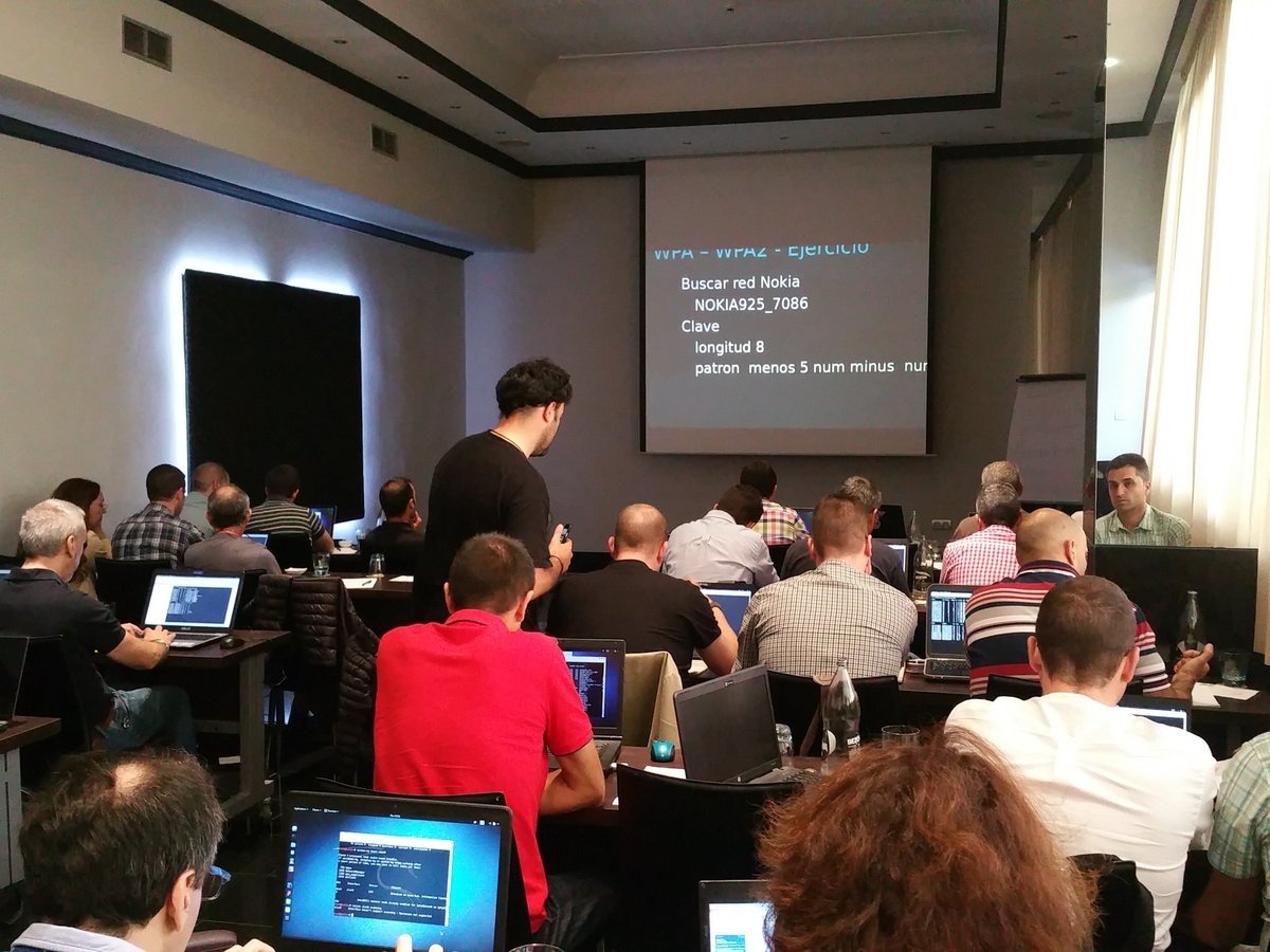 julgoor's tweet photo. Rompiendo WiFis con @psaneme en @H4ckM33ts Alicante. Empieza la diversión... https://t.co/VWX6Dr58It